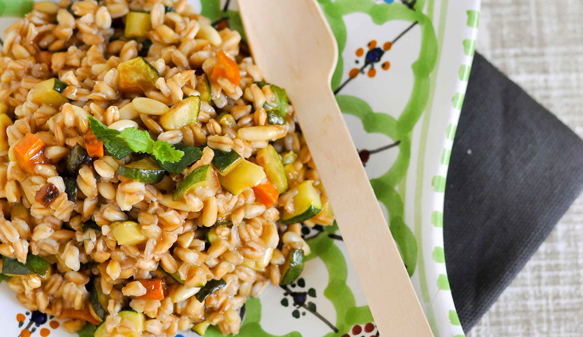 Farro perlato con verdure, menta e limone