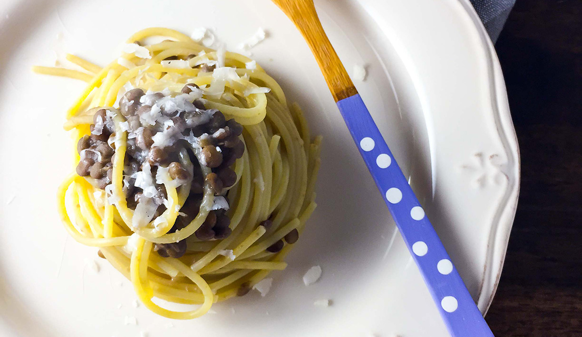 Spaghetti con lenticchie e crema di parmigiano