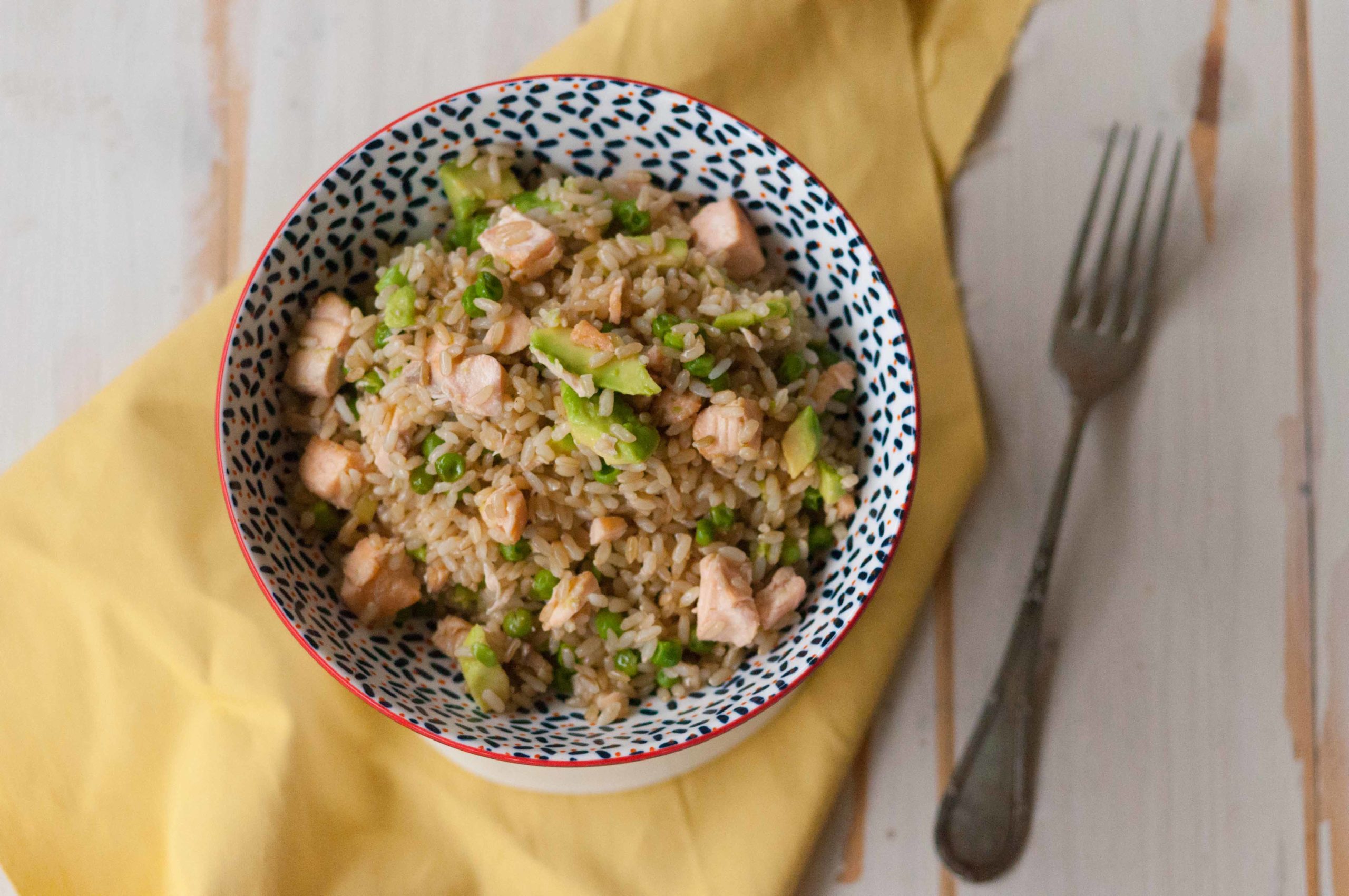 Riso integrale con salmone e piselli