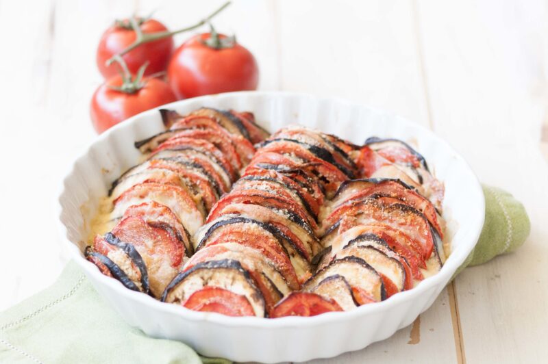 Teglia di melanzane e pomodori al forno con provola - Una Streghetta in ...