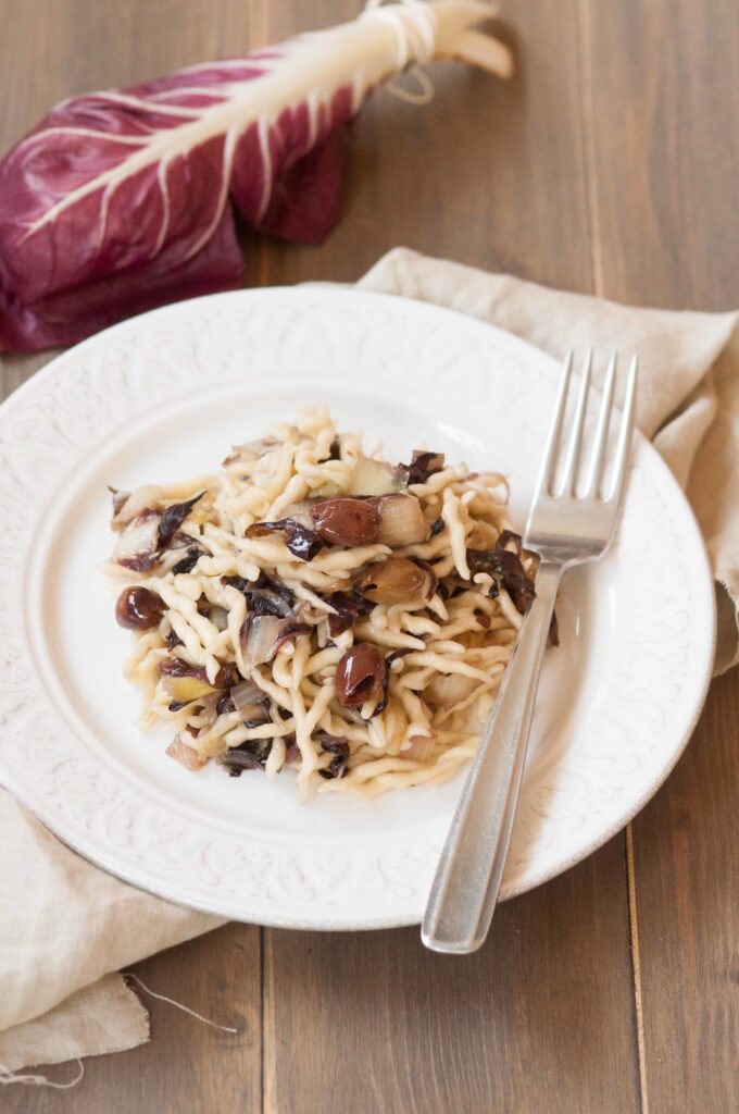 Trofie con radicchio e olive taggiasche